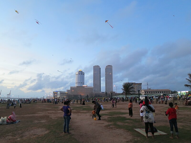 File:Colombo galle face on Sunday.JPG