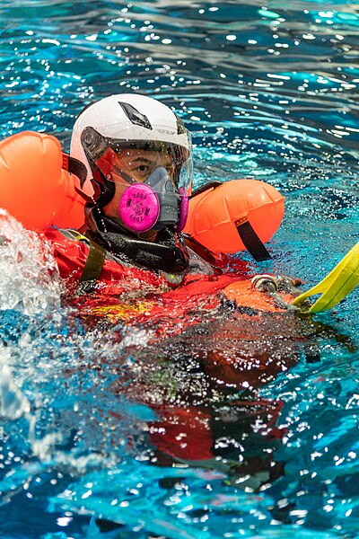 File:Commercial Crew Program Crew-4 astronauts Kjell Lindgren, Bob Hines, Samantha Cristoforetti and Jessica Watkins in Water Survival training. 21.jpg