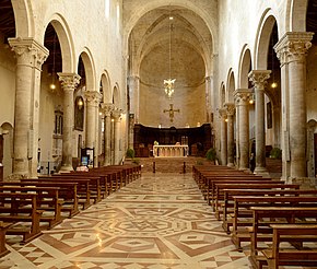 Cathedral interior looking east Concattedrale della Santissima Annunziata - Interno.jpg