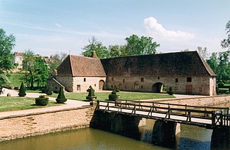 Ein Nebenarm der Grosne vor dem Schloss Cormatin