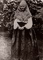 Молодая женщина в праздничном костюме. Костромская губерния. 1907 год.