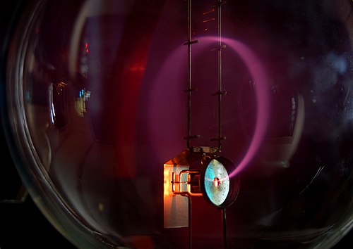 Wiązka elektronów poruszających się po orbicie kołowej w stałym polu magnetycznym
