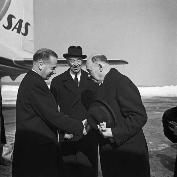 File:Dag Hammarskjöld in Finland 1958 (JOKAHBL3D I06-2).tif