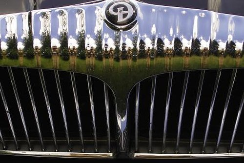 Flutes: Daimler's traditional radiator grille topped by now-vestigial cooling fins adopted by 1905