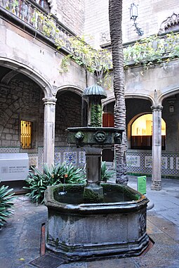 Patio of the Casa de l'Ardiaca Dancing egg 137.jpg