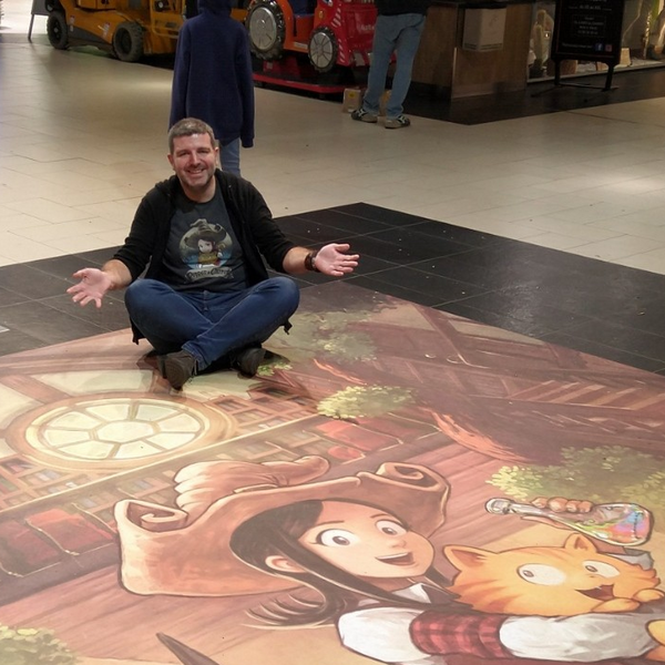 File:David Revoy sitting on the floor of the Expo Plérin.png