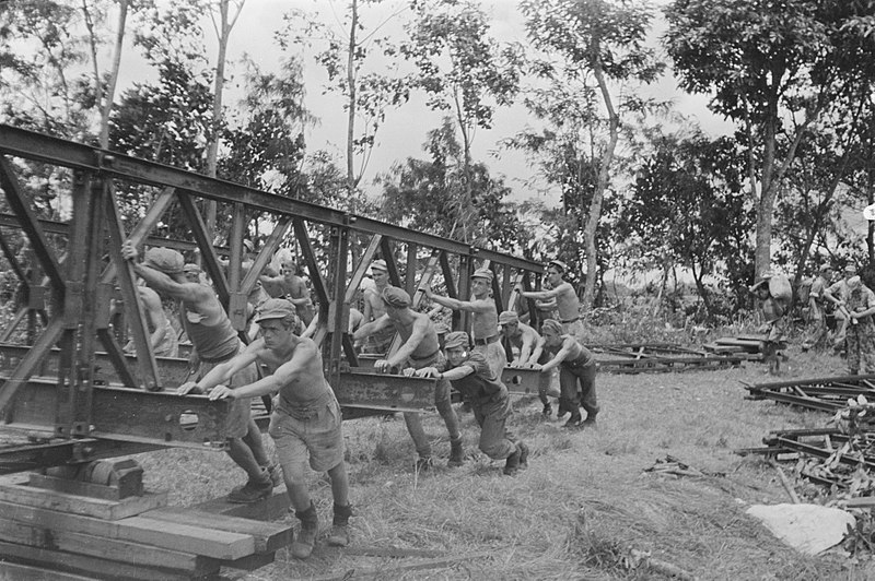 File:De baileybrug wordt met mankracht verplaatst, Bestanddeelnr 442-4-1.jpg