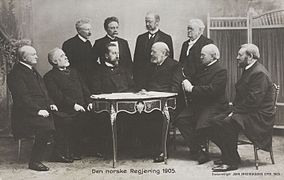Christian Michelsens regjering i 1905. Foran fra venstre: Olssøn, Arctander, Michelsen, Løvland, G. Knudsen, Vinje. Bak fra venstre: Bothner, Hagerup Bull, Lehmkuhl, Chr. Knudsen.