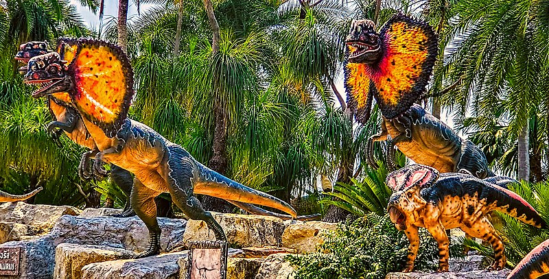 File:Dilophosaurus Nong Nooch Dinosaur Valley, Thailand.jpg
