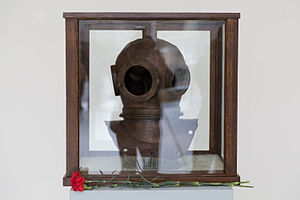 Diving helmet that belonged to the Senior Chief Navy Diver Nikita Sergeyevich Myshlyaevskiy Diving helmet.jpg