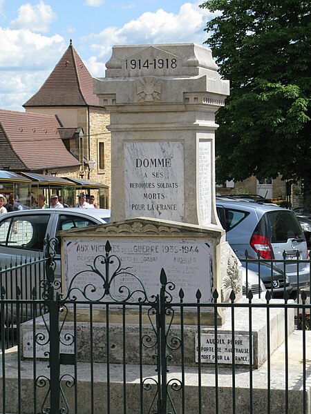 File:Domme - Monument aux morts.jpg