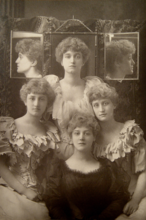 W. & D. Downey ստուդիա. Դորոթի Դինը քույրերի՝ Էդիթ Էլենի, Հեթթիի և Լենայի հետ, 1893