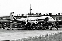 Un Douglas DC-4 di Tunisair visto a Parigi nel 1954.