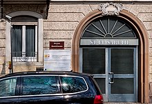 Eingang zum früheren Elisabethkrankenhaus, dem Geburtsort vieler Freiburger Bobbele