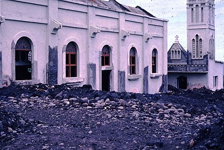 L'Église Notre-Dame-des-Laves endommagée par une coulée de lave à Sainte-Rose, La Réunion, 29 octobre 1978.