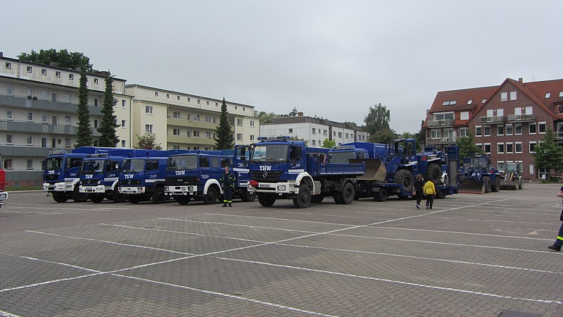 File:Elbhochwasser Juni 2013 in Lauenburg - Bereitstellungsraum Schlüsselteichplatz.jpg