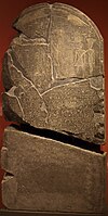 Een stele, die oorspronkelijk in Elephantine stond, vertelt het verhaal van de overwinning op Syrië en geeft weer hoeveel oorlogsbuit en gevangenen aan de tempel van Chnoem geschonken werden. (Kunsthistorisches Museum, Wenen)