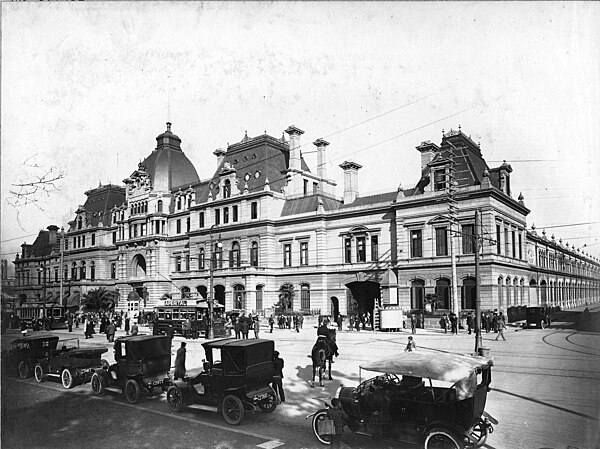 Constitution Plaza station in 1920. Yrigoyen lived on the nearby Avenida Brasil until his death in 1933. Years later, his house was demolished to make