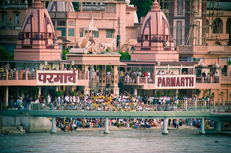 File:Evening praying time at Parmarth Niketan ghat, by the Ganges, Rishikesh.jpg