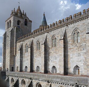 Lateral view of Évora Cathedral, where its massive buttresses give a very Romanesque look.