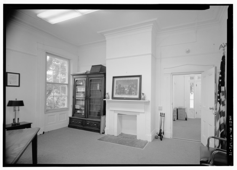 File:FIRST FLOOR INTERIOR VIEW OF FIREPLACE and MANTEL IN NORTHWEST CONFERENCE ROOM - Reverend Nathan Bracket House, Fillmore Street, Harpers Ferry, Jefferson County, WV HABS WVA,19-HARF,33-14.tif