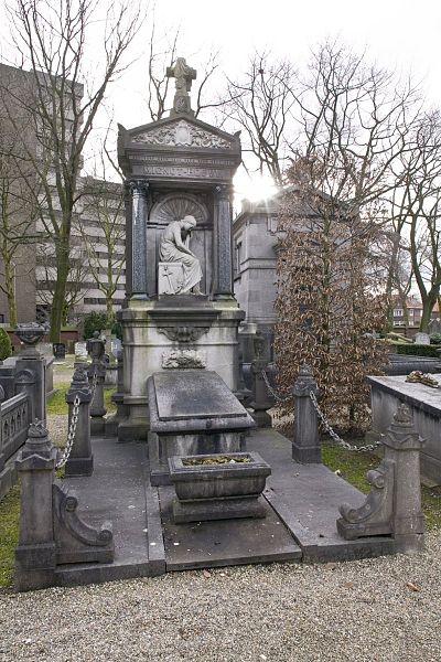 File:Familiegraf Mignot-Bouvy is uitgevoerd in natuursteen, omgeven door vierkante palen, bekroond door toortsen en urnen - Eindhoven - 20410840 - RCE.jpg
