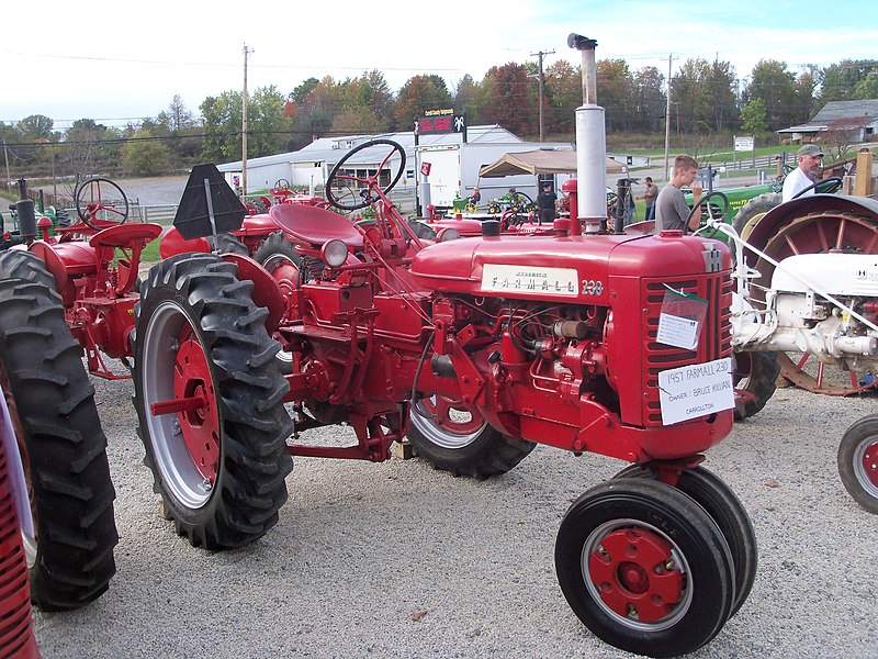 File:Farmall 230.jpg