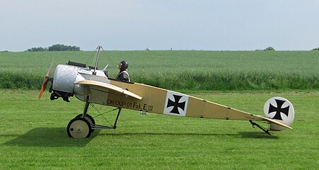 Fokker E.III na letišti v Jaroměři, v kokpitu Radka Máchová, červen 2016