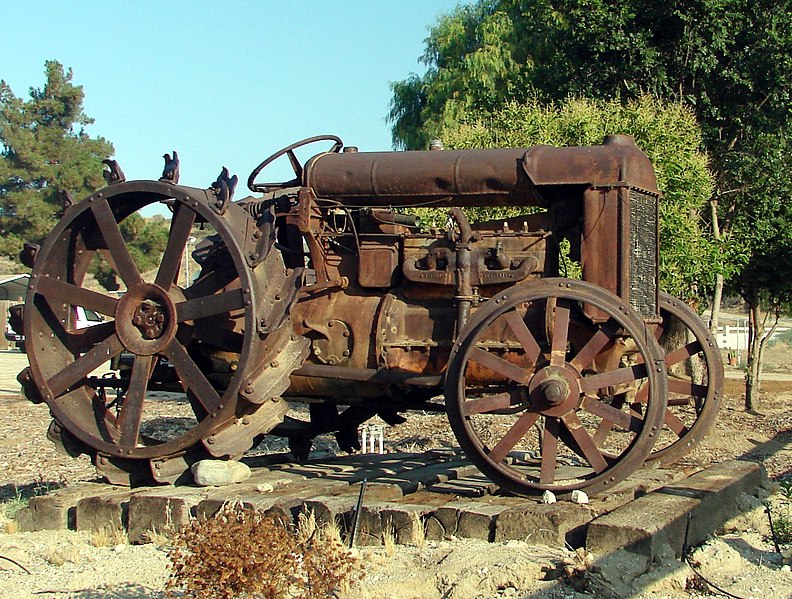 File:Fordson Tractor, San Timoteyo Canyon 7-12 (7604955060).jpg