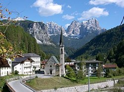 Forno di Zoldo mitten im Tal mit der Bosconero-Gruppe im Hintergrund.