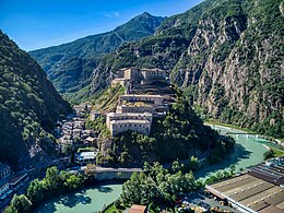 Fort Bard overlooks the road passing along the Aosta Valley. ForteDiBardHoneAug052023 02.jpg