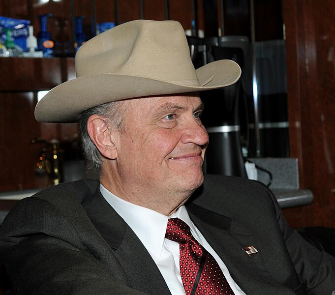 File:Fred Thompson on the bus.jpg