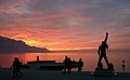 Montrö'de gün batımında Freddie Mercury heykeli.