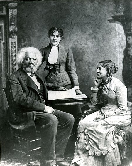 Tập_tin:Frederick_Douglass_with_Helen_and_Eva_Pitts.jpg