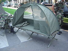 https://upload.wikimedia.org/wikipedia/commons/thumb/a/a9/French_portable_field_bed_dsc06886.jpg/220px-French_portable_field_bed_dsc06886.jpg