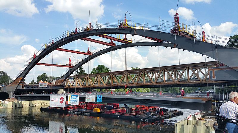 File:Freybrücke Stromfeld wird eingehangen.jpg