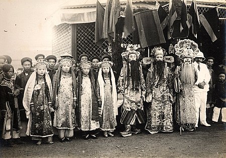 Tập tin:Gánh hát Nam Định trong lễ Tứ tuần Đại khánh của Hoàng đế Khải Định (1924).jpg