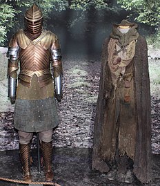 Des armures fonctionnelles, telle celle portée par Brienne de Torth (à gauche), sont fabriquées pour la série.