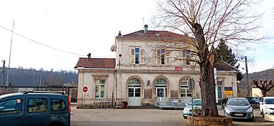 Vue de la gare rénovée, depuis la place éponyme.