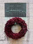 Minnesplatta vid platsen där von Stauffenberg avrättades.