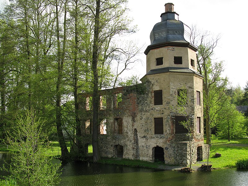 File:Geilsdorf, Wasserschloss von Nordost.jpg