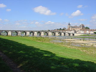 Vue sur Gien depuis la rive gauche de la Loire.