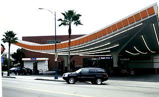 Toit profilé en forme de boomerang d'une station service sur Crescent Drive, à Beverly Hills.