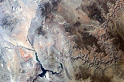 Satelitní fotografie plošiny Shivwits (pravá, horní část); ve spodní části Lake Mead
