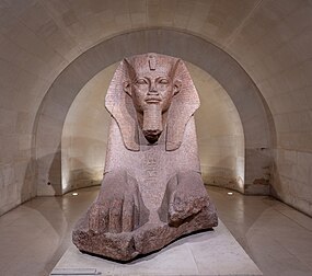 Le grand sphinx de Tanis, l'une des pièces maîtresses du département des antiquités égyptiennes du Louvre. (définition réelle 5 209 × 4 603)