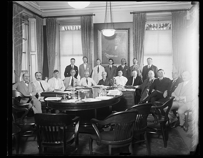 File:Group at table; includes Frank Kellogg, Andrew W. Mellon and Herbert Hoover LCCN2016894344.jpg