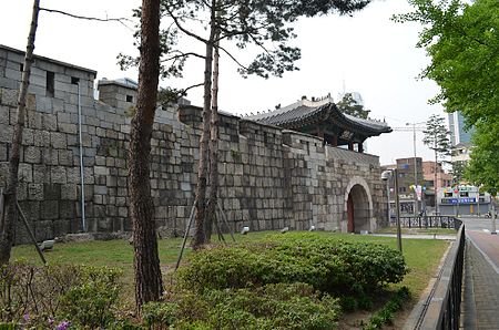 Tập_tin:Gwanghuimun_Gate,_with_Fortress_Wall,_Seoul,_Korea.jpg