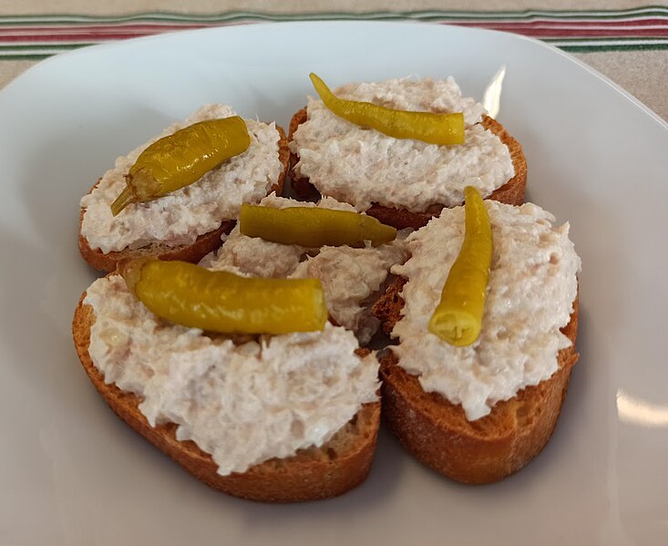 File:Hegaluze eta ibarrako piper pintxoa.jpg