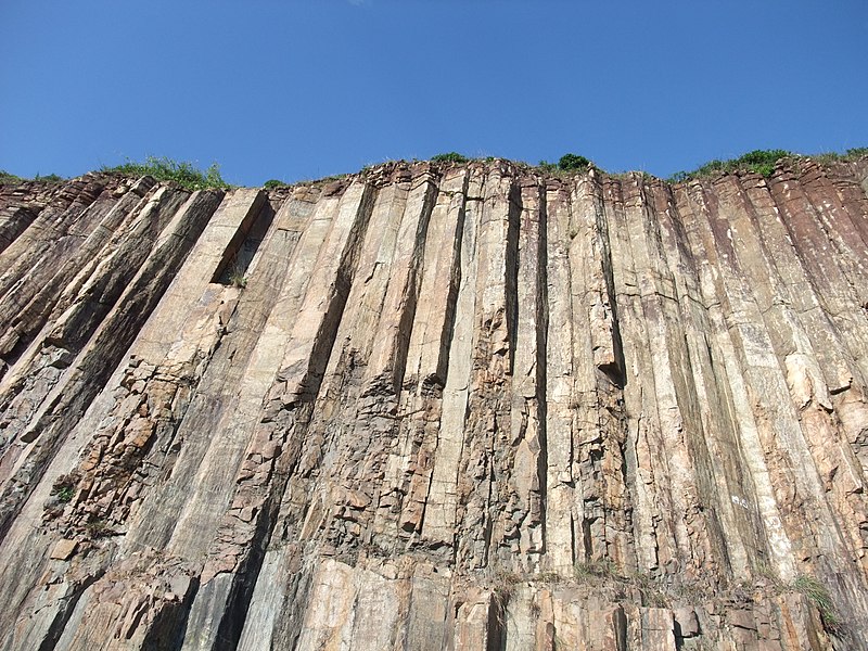 File:Hexagonal volcanic tuffs at East Dam of High Island Reservoir 1.jpg