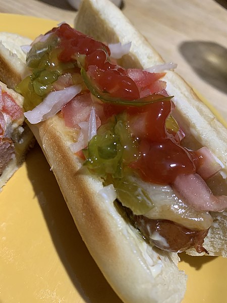 File:Hotdog con queso y pepinillos.jpg